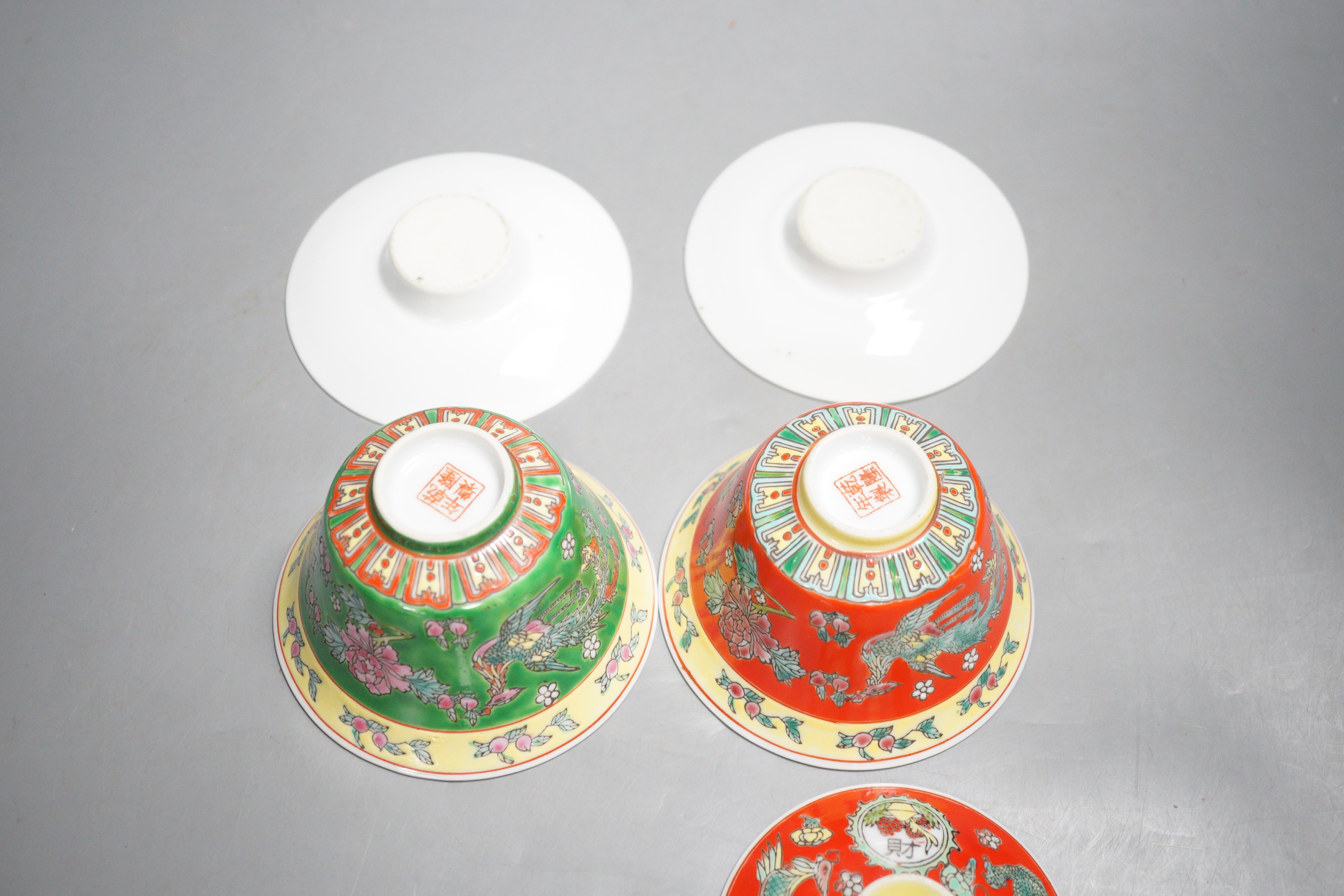 Two Chinese enamelled porcelain bowls, cover and stands and one plate, 19th/20th century, 20.5cm diameter